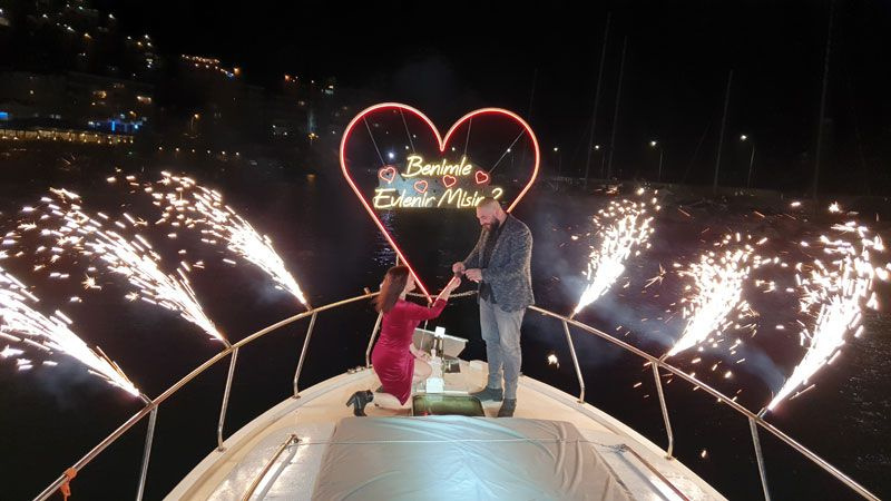 Bursa’da erkek arkadaşına teknede önünde diz çöküp evlenme teklif etti