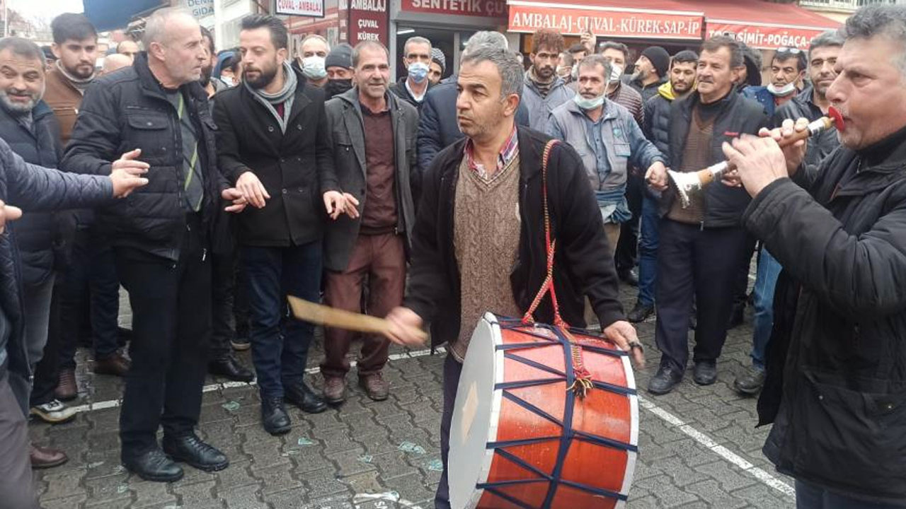 Malatya’da esnaf doların düşüşünü halaylarla kutladı