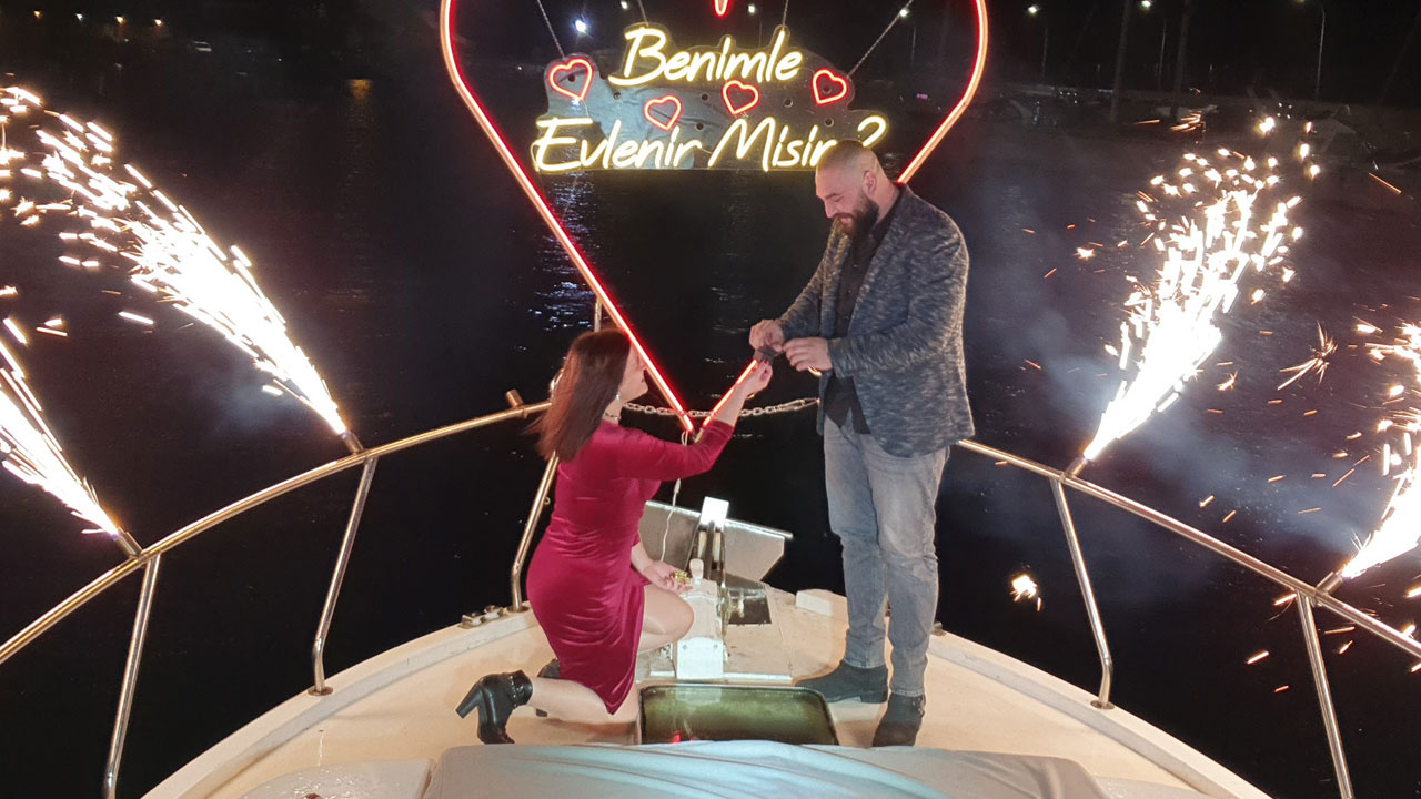 Bursa’da erkek arkadaşına teknede önünde diz çöküp evlenme teklif etti