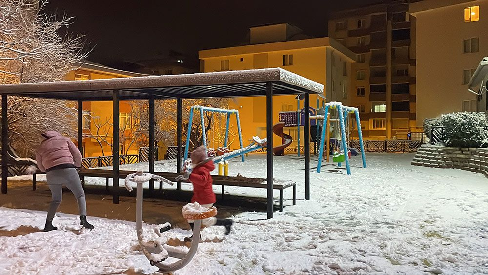 İstanbul'a kar yağdı! İstanbul'da kar yağışı ne kadar sürecek meteorolojiden bir çok ile uyarı geldi