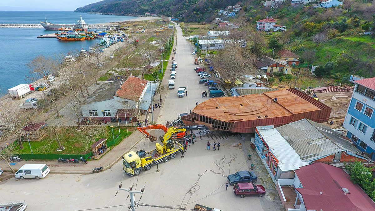 İstanbul'un Fethi’ni andıran görüntü! Devasa tekneyi karadan yürütüp sahile taşıdılar