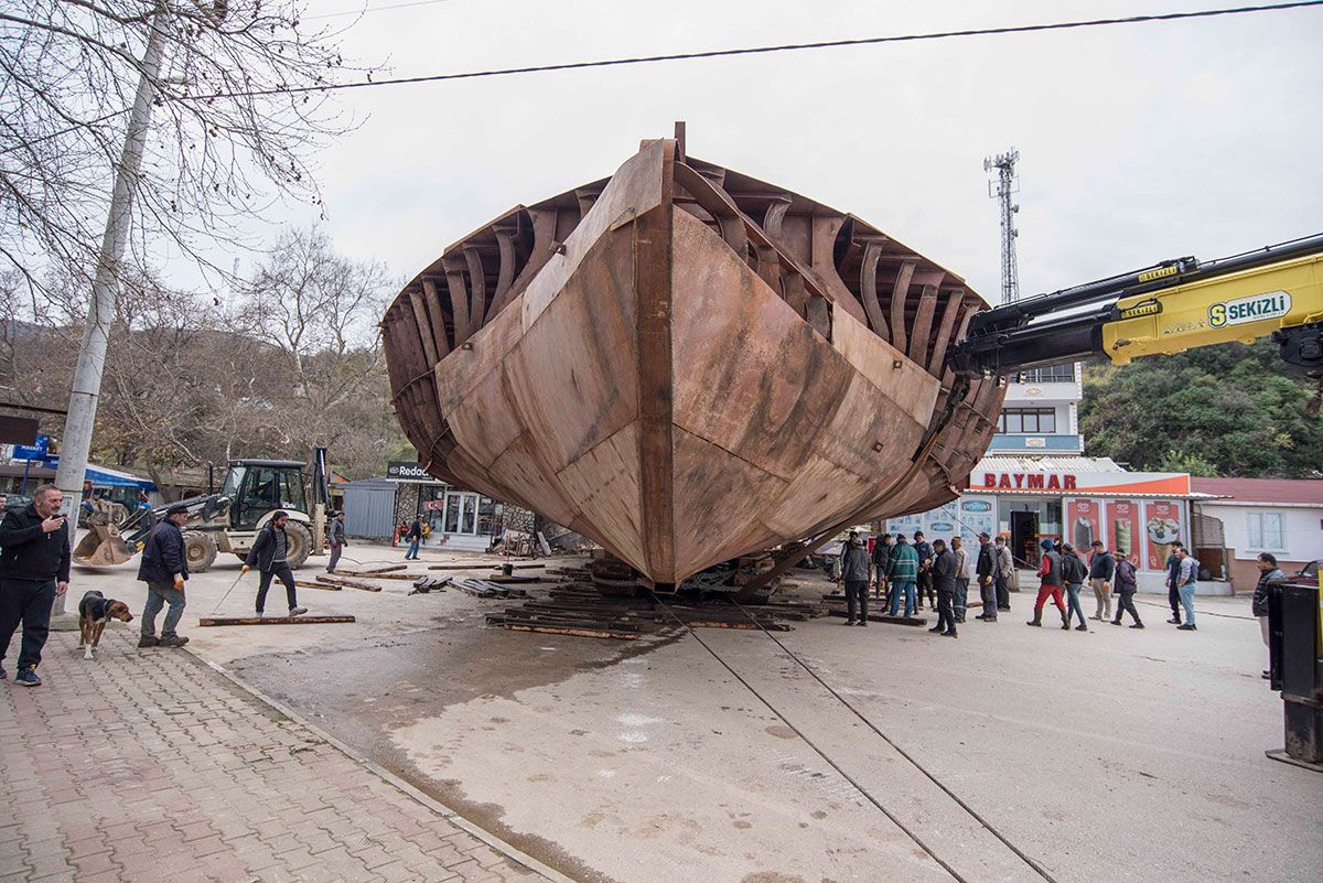 İstanbul'un Fethi’ni andıran görüntü! Devasa tekneyi karadan yürütüp sahile taşıdılar
