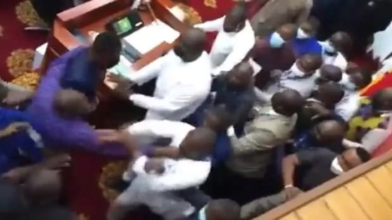Gana parlamentosunda milletvekilleri birbirine girdi! Meclis fena karıştı