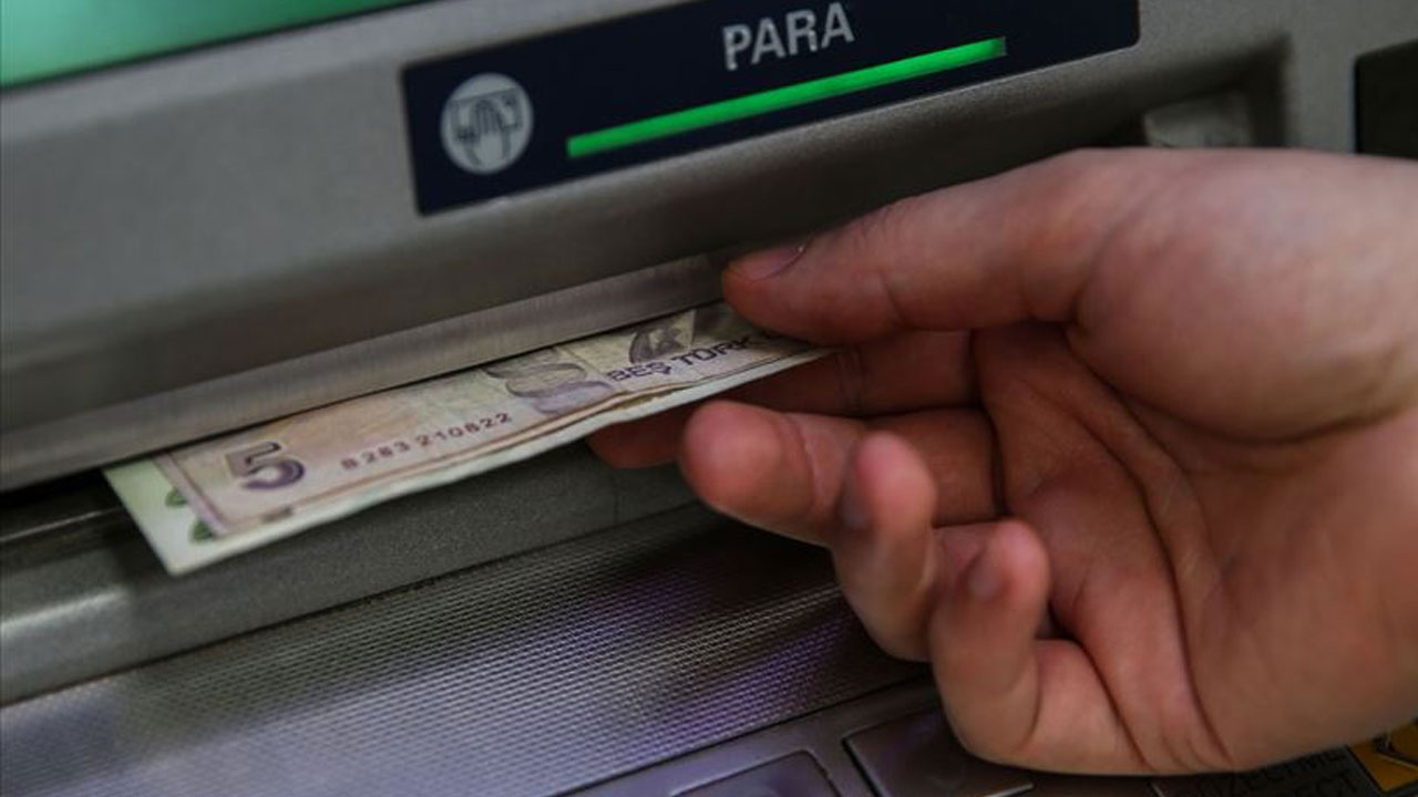 Başına çuval geçirip çalıntı kartla ATM'den para çekti