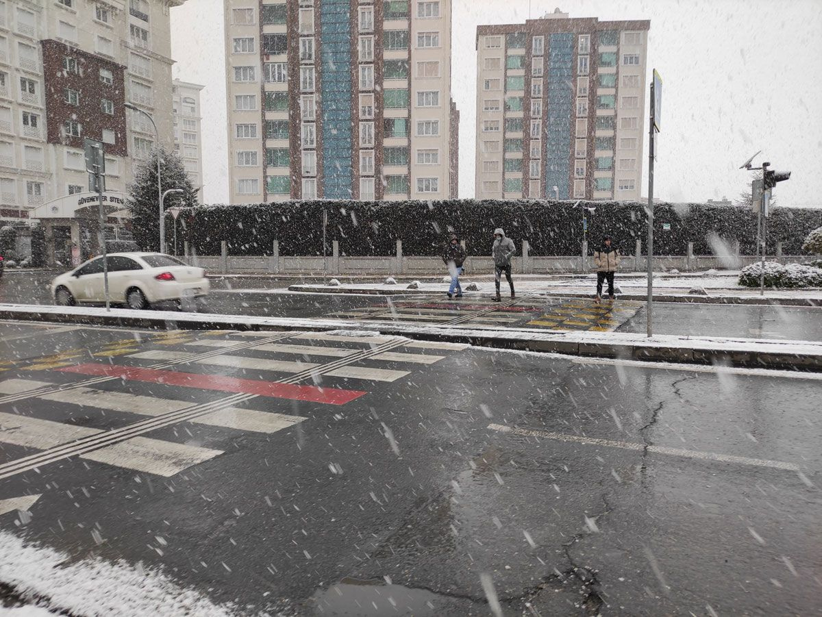 İstanbul'da kar başladı! Bir anda bastırdı her yer bembeyaz oldu