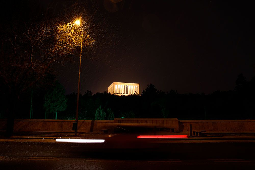 Ankara'da kar yağdı sıcaklık -5 dereceye düştü! Ankara'nın simgesi Kuğulu Park dondu