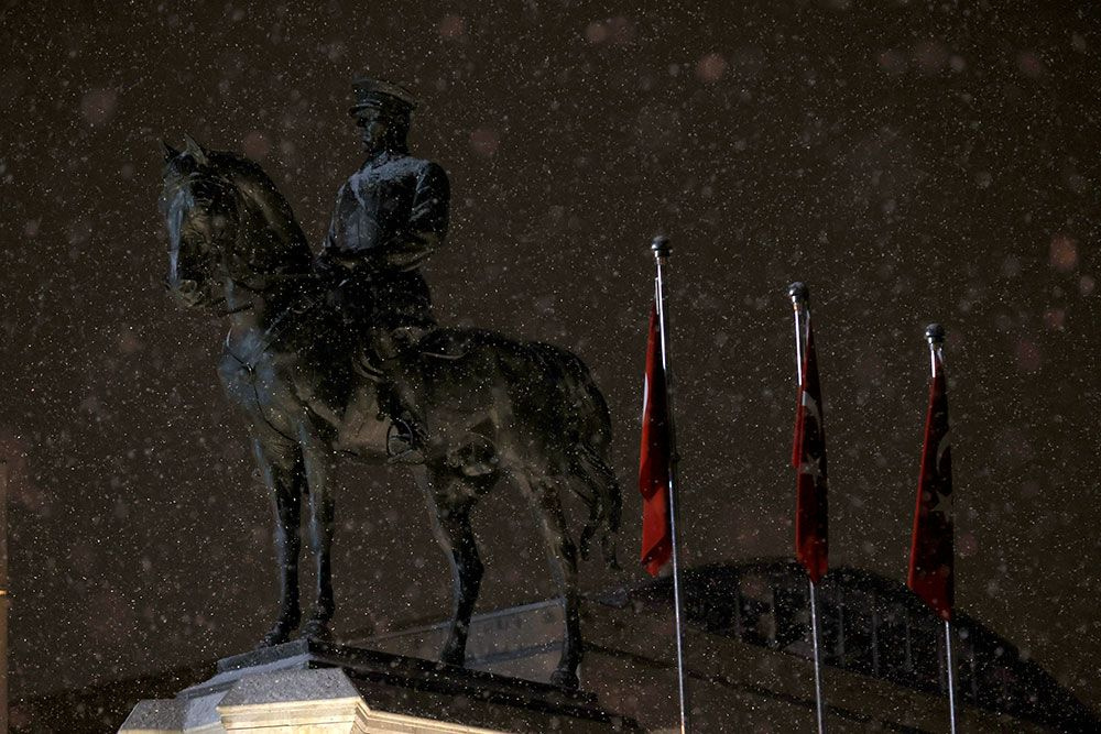 Ankara'da kar yağdı sıcaklık -5 dereceye düştü! Ankara'nın simgesi Kuğulu Park dondu