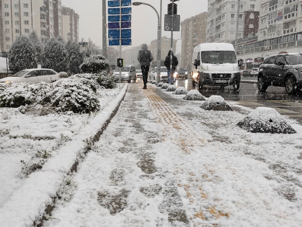 İstanbul'da kar başladı! Bir anda bastırdı her yer bembeyaz oldu