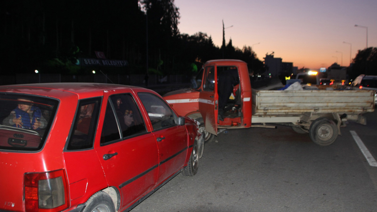 Antalya'da kalp krizi geçirip kamyonetiyle otomobile çarpan sürücü öldü