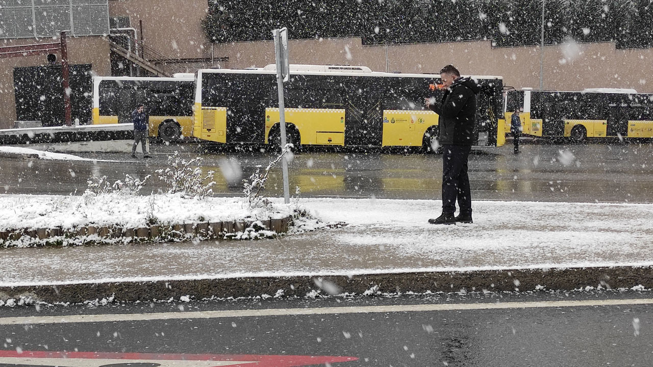 İstanbul'da kar başladı! Bir anda bastırdı her yer bembeyaz oldu