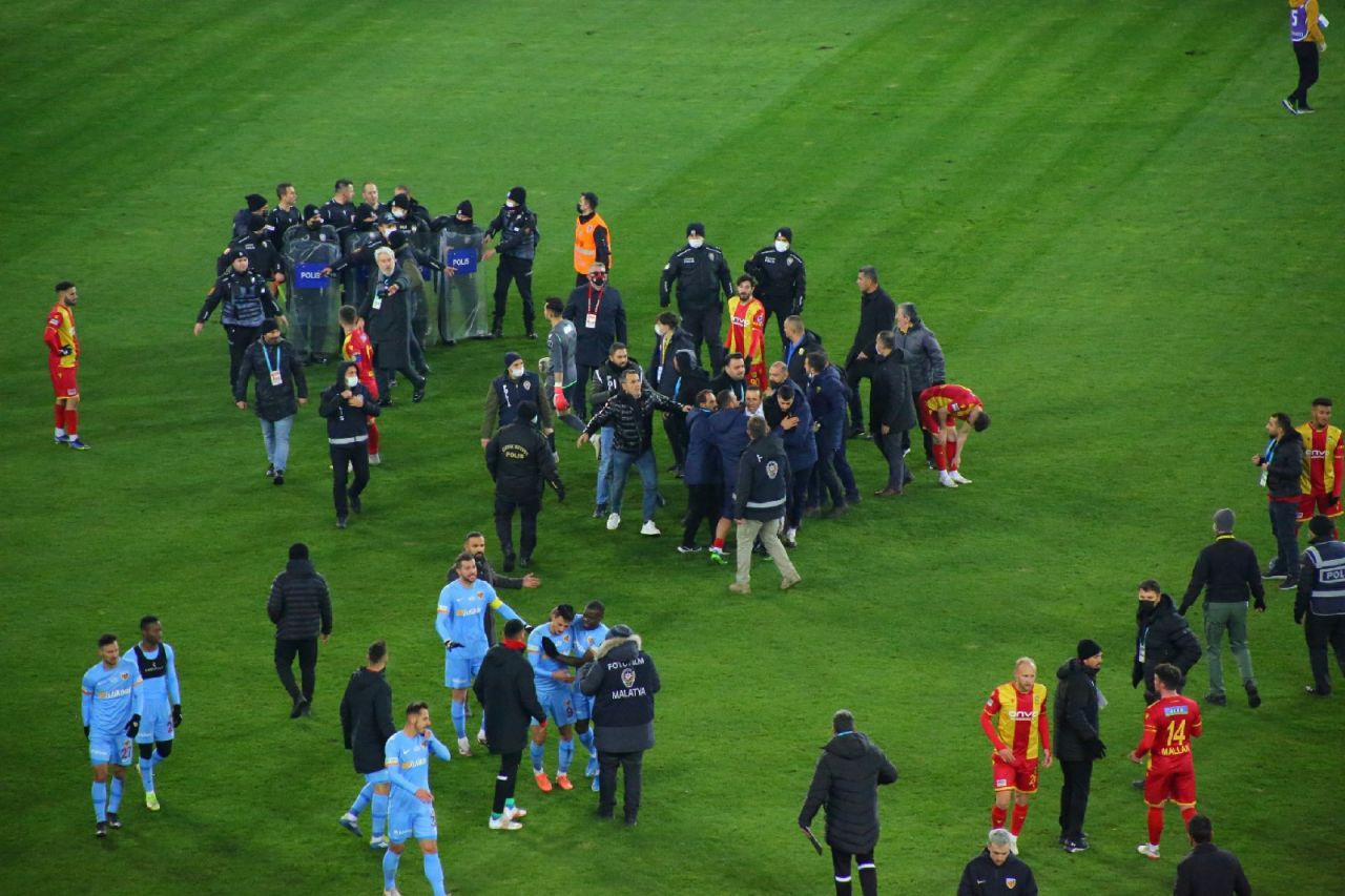 Yeni Malatyaspor Başkanı Adil Gevrek maçın bitmesiyle hakem Hüseyin Göçek'e saldırdı