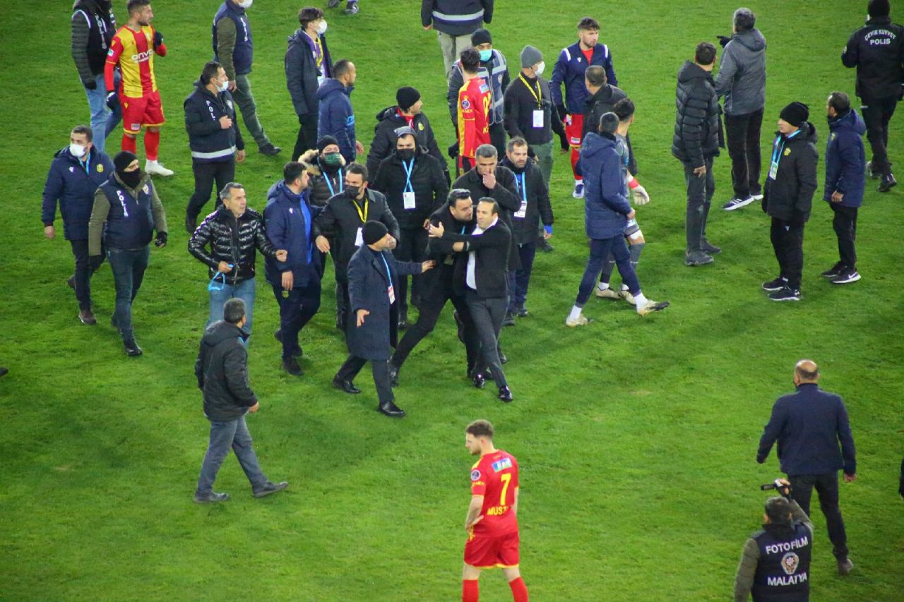Yeni Malatyaspor Başkanı Adil Gevrek maçın bitmesiyle hakem Hüseyin Göçek'e saldırdı