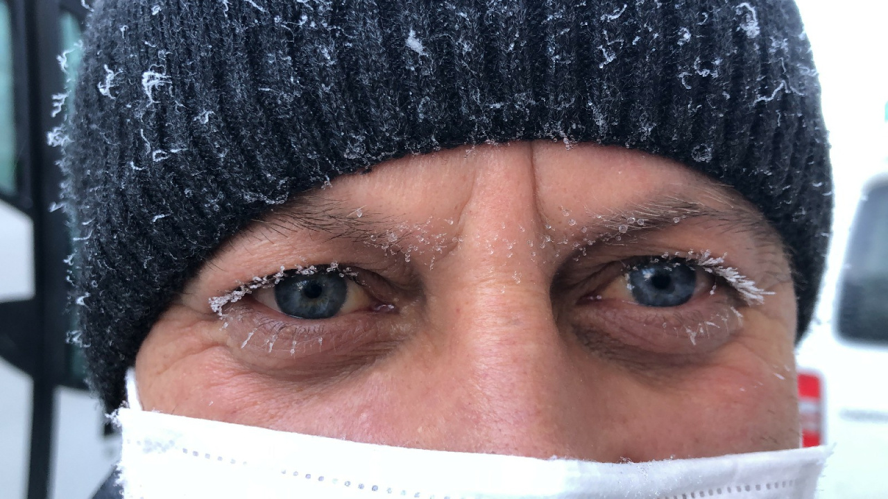 Kars'ta soğuktan vatandaşın kirpikleri buz tuttu