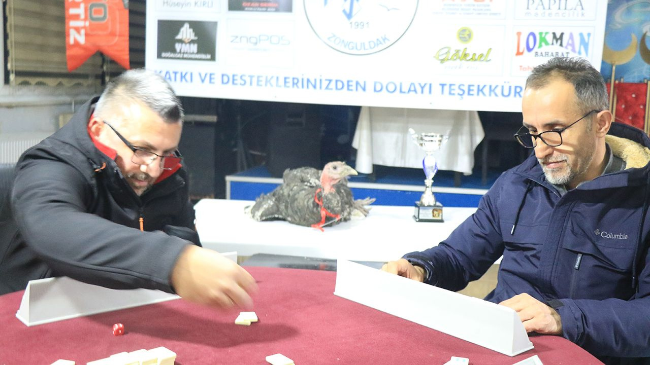 Zonguldak'ta hindi ödüllü okey turnuvası renkli görüntülere sahne oldu