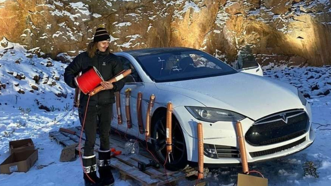 Yüksek onarım maliyetleri nedeniyle Tesla marka aracını dinamitle patlattı