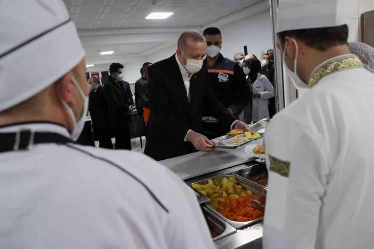 Cumhurbaşkanı Erdoğan işçilerle birlikte yemek yedi