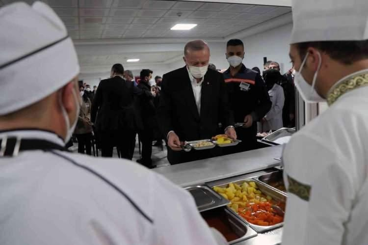 Cumhurbaşkanı Erdoğan işçilerle birlikte yemek yedi