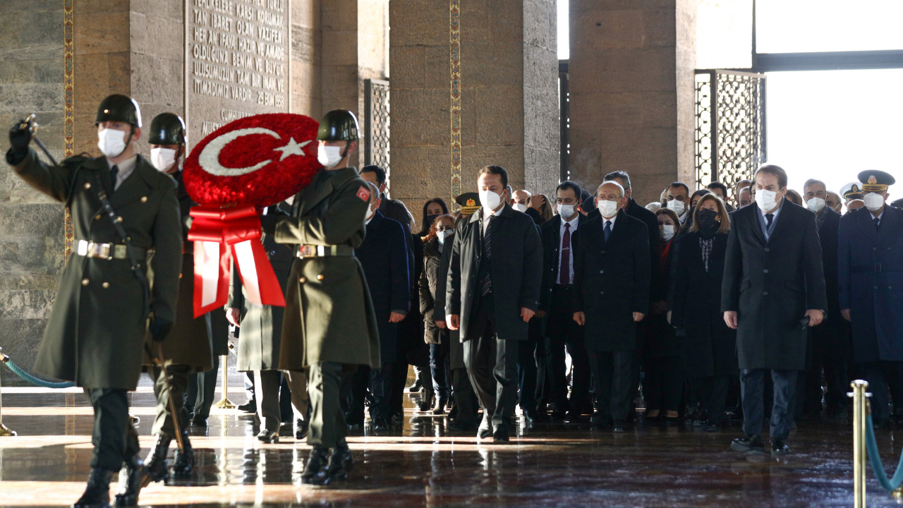 CHP heyeti ölüm yıl dönümünde İsmet İnönü'yü anmak üzere Anıtkabir'de