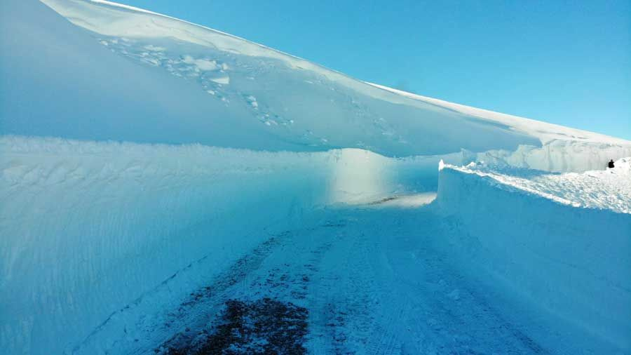 Muş'ta kar kalınlığı 4 metreye ulaştı iş makineleri karda kayboldu
