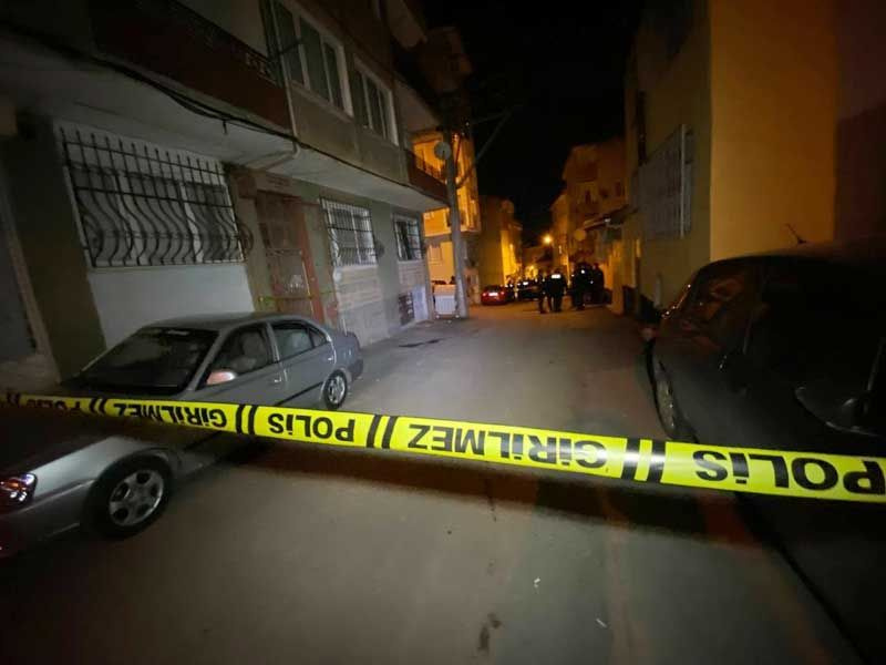 Çocuklarının gözü önünde karısını bıçaklayarak öldürdükten sonra evi ateşe verdi