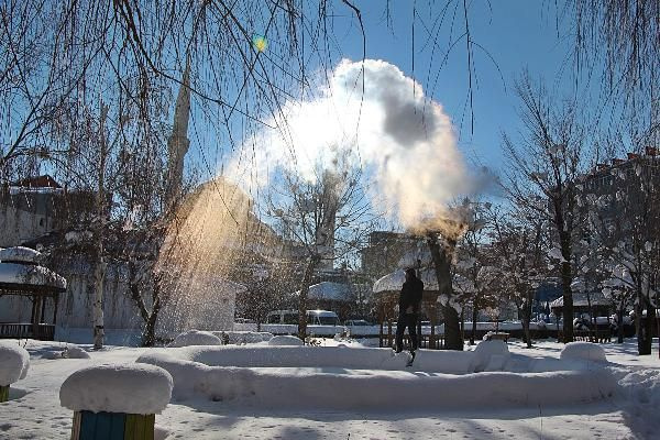 Bingöl Karlıova'da sıcaklık -20 derece! Havaya atılan kaynar su dondu