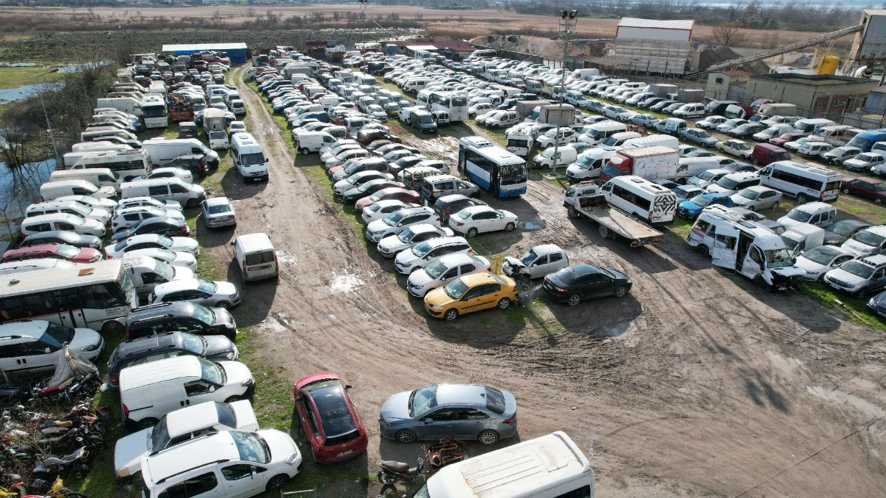 Kocaeli'de yüzlerce araç yediemin otoparkında çürümeye terk edildi