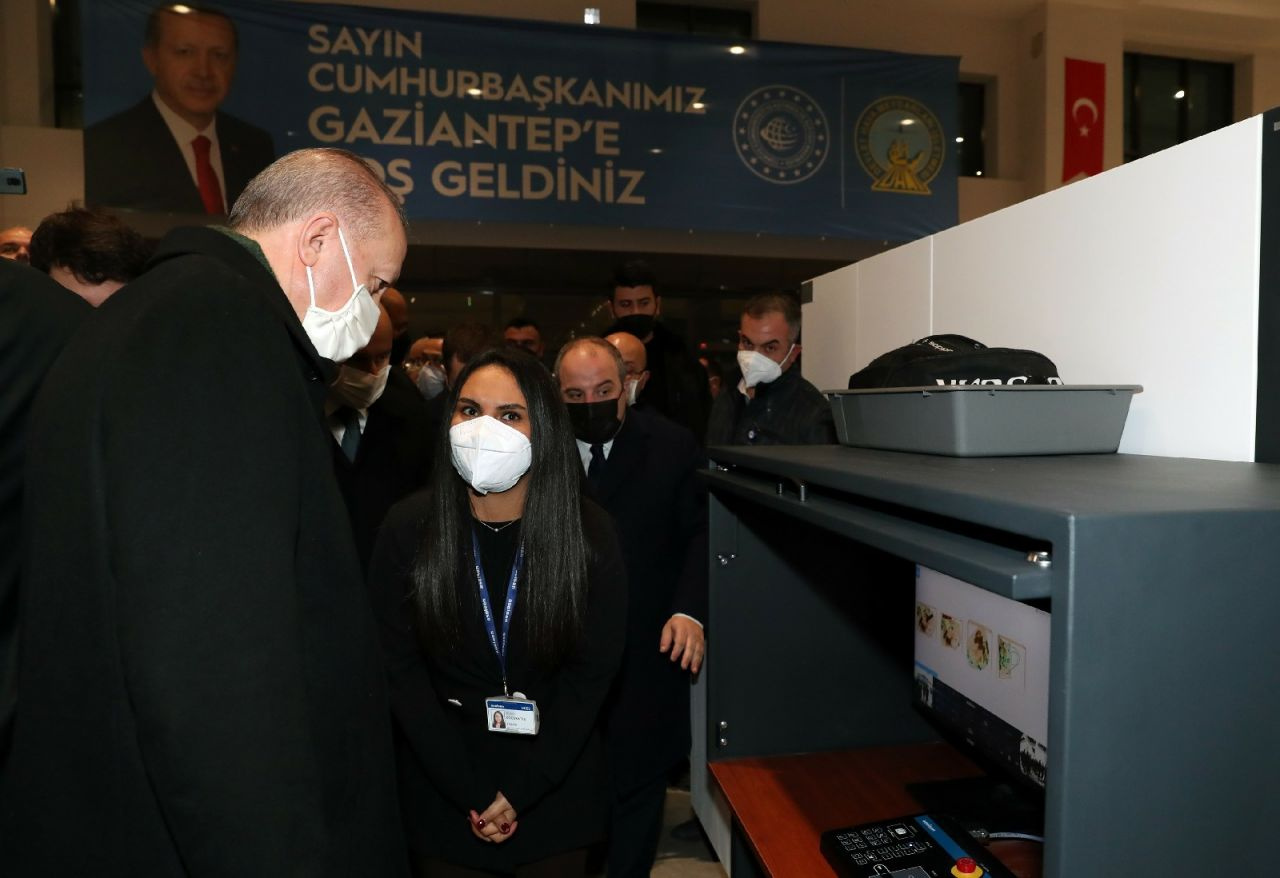Cumhurbaşkanı Erdoğan'dan ASELSAN üretimi X-ray cihazına inceleme