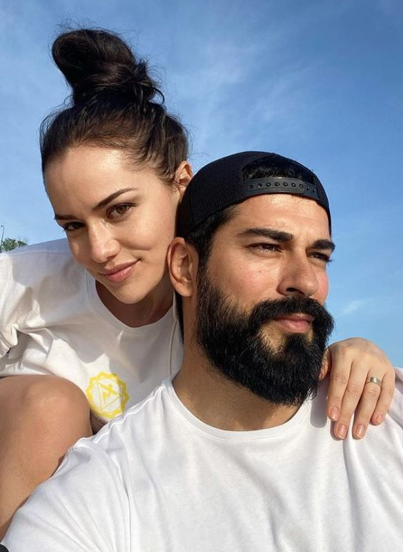 Burak Özçivit Fahriye Evcen'in kolunu ısırdı doğum günü pozları Instagram'da caps oldu!