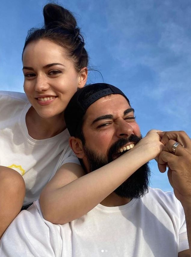 Burak Özçivit Fahriye Evcen'in kolunu ısırdı doğum günü pozları Instagram'da caps oldu!