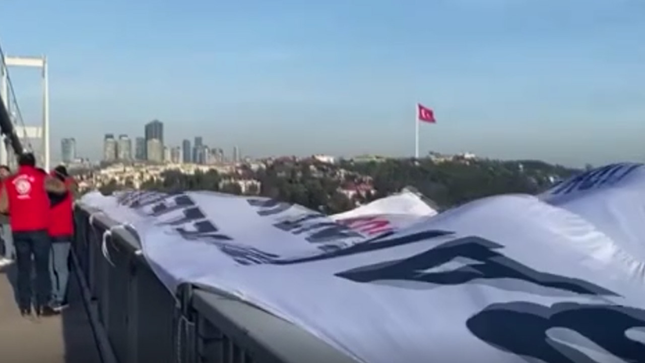 Grevde olan Bakırköy Belediyesi işçileri 15 Temmuz Şehitler Köprüsü'ne pankart astı