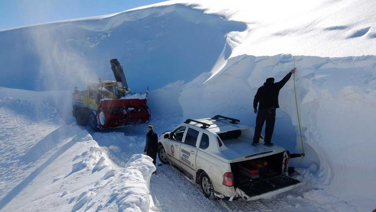 Muş'ta kar kalınlığı 4 metreye ulaştı iş makineleri karda kayboldu