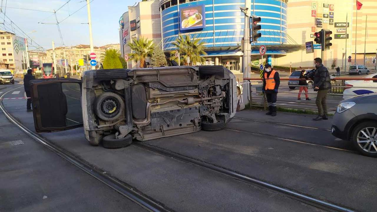 Güngören'de tramvay yolunda iki araç çarpıştı
