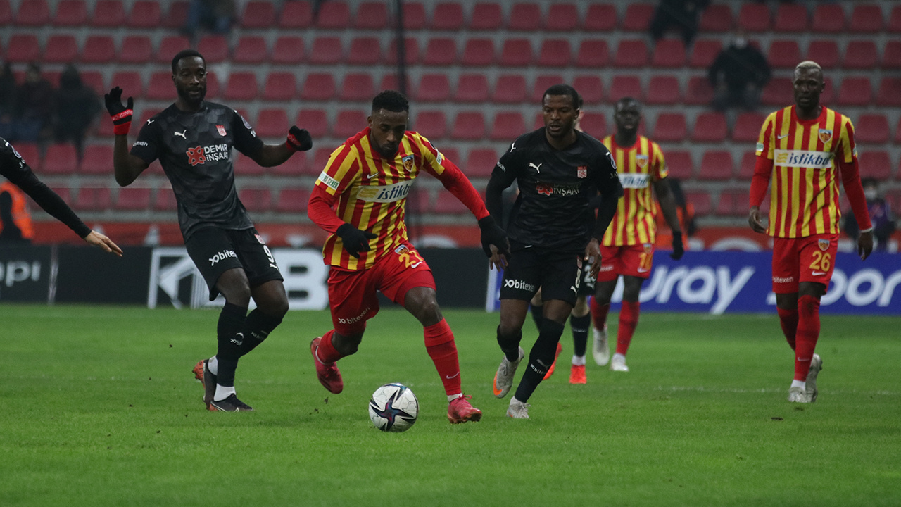 Kayserispor konuk ettiği Sivasspor'u farklı geçti