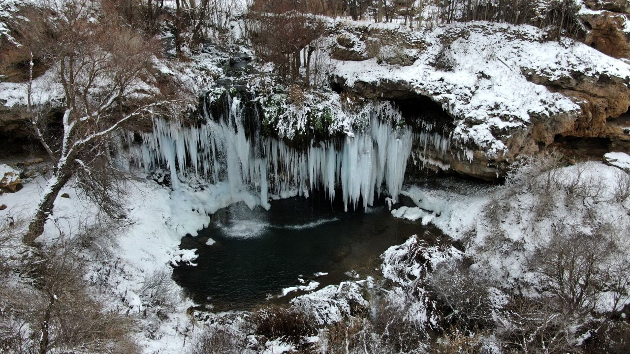 Sivas'ta buz tutan şelalede metrelerce sarkıtlar oluştu