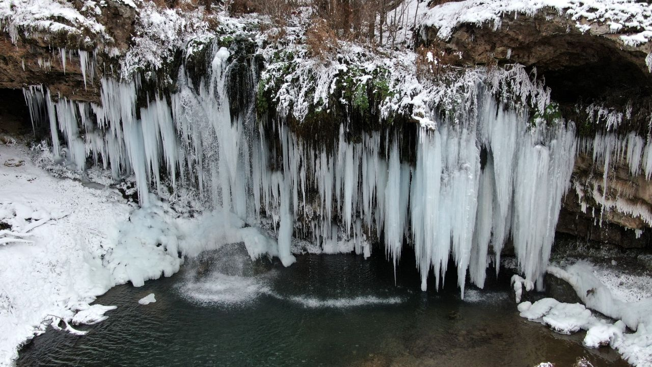 Sivas'ta buz tutan şelalede metrelerce sarkıtlar oluştu