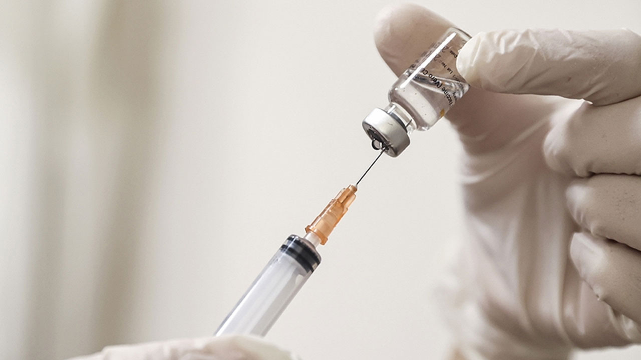 60 yaşındaki kişi koronavirüs aşı kartı satabilmek için 90 kez aşı oldu!