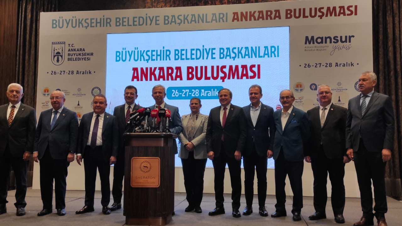 İBB'ye yönelik iddialar sonrası 11 CHP'li Başkan'dan ortak açıklama: Reddediyoruz tek yüreğiz