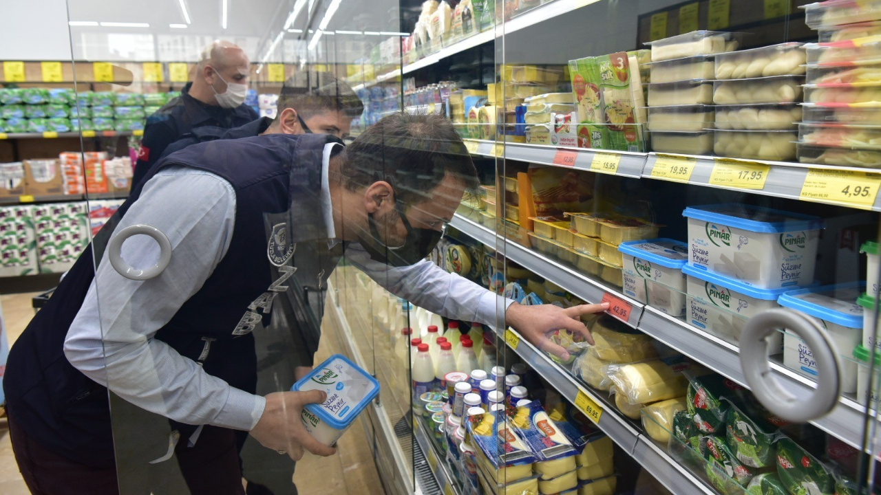 İstanbul Tuzla'da beyaz peynirdeki 20 liralık fiyat oyununu zabıta ekipleri affetmedi