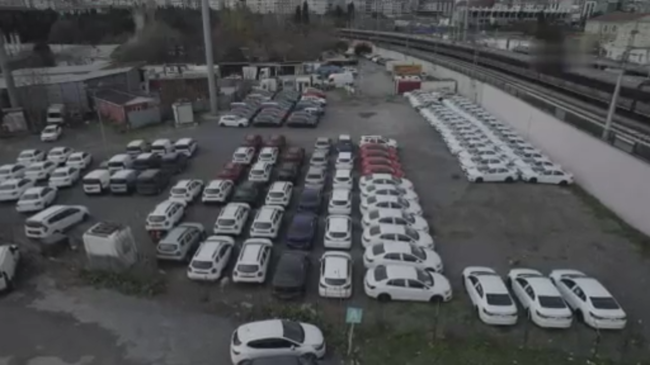 İstanbul Zeytinburnu'nda bir otopark dolusu sıfır araç