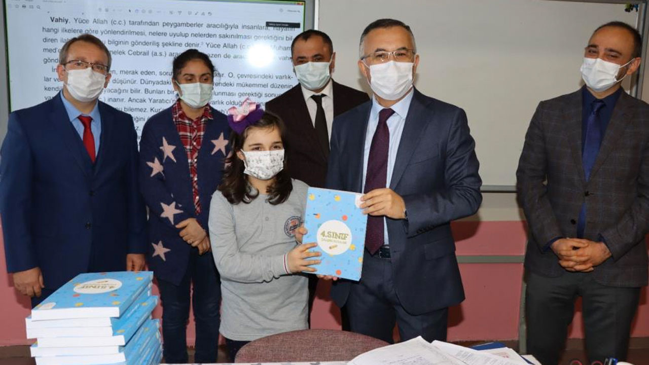 Rize'de ilkokul 3. sınıf öğrencisi sınıf başkanlığı seçimlerinde sözünü tuttu vali Çeber okula geldi