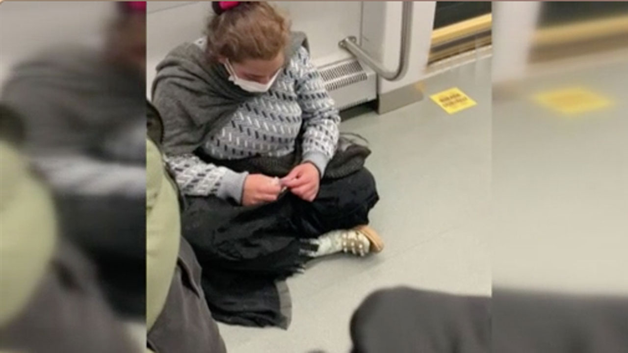 Metro durağında dilenen kadın herkesin içinde paraları saydı o anlar kamerada