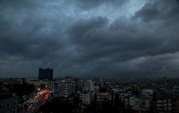 'Kırmızı kod' alarmı verilmişti! Antalya'yı kara bulutlar sardı öğle saatleri fena olacak