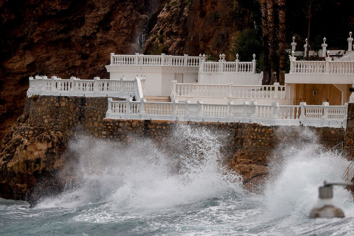 Kırmızı kodla 'aşırı yağış' uyarısı yapılan Antalya'da durum kötüleşiyor! İşte çarpıcı görüntüler