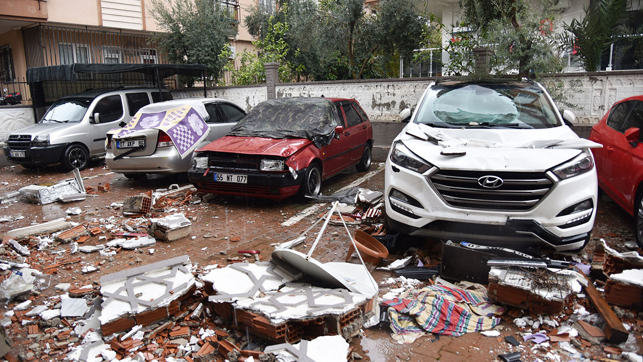 Kırmızı kodla 'aşırı yağış' uyarısı yapılan Antalya'da durum kötüleşiyor! İşte çarpıcı görüntüler