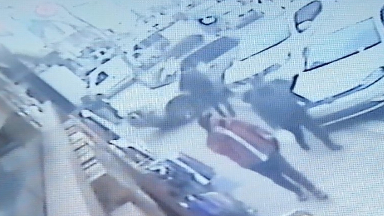 Kocaeli'de fren yerine gaza basınca iki dükkana girdi: Feci kaza kamerada