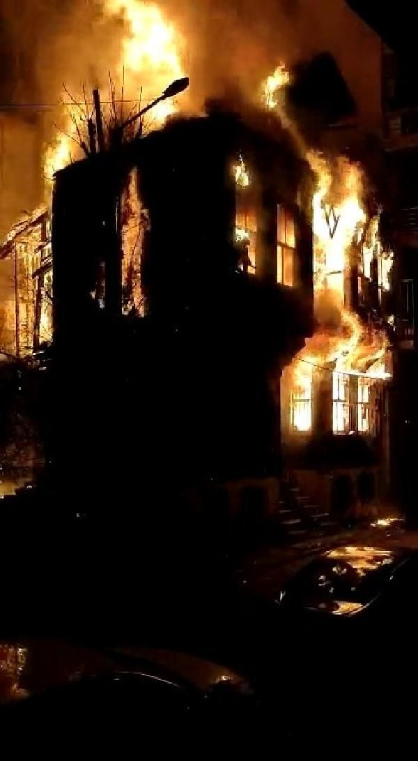 İstanbul'da dehşet anları kamerada! Alev alev yanan binanın penceresinden atlayarak kurtuldu