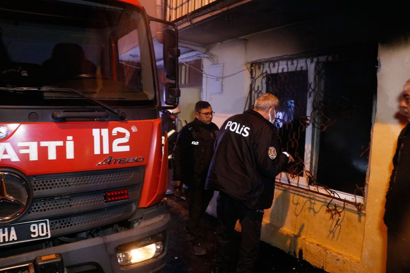 Adana'da yangında korkunç görüntü komşuları son anda çıkardı tanınmayacak hale geldi
