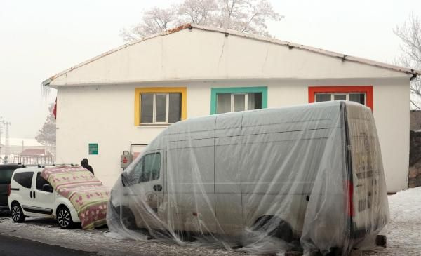 Sıcaklık -25 dereceye düştü! 5 metrelik buz sarkıtları oluştu: Ağrı'da hayat durdu