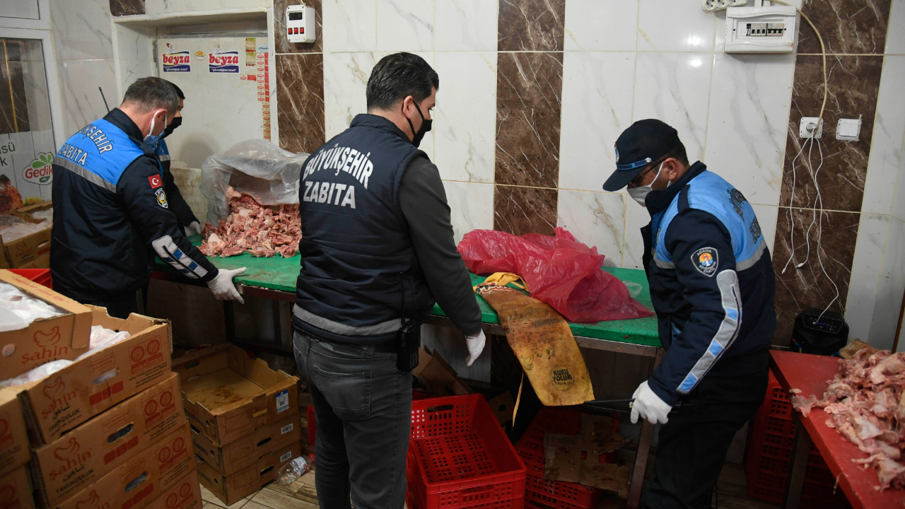 Adana Yüreğir'de 2 ton sağlıksız tavuk etine el konuldu