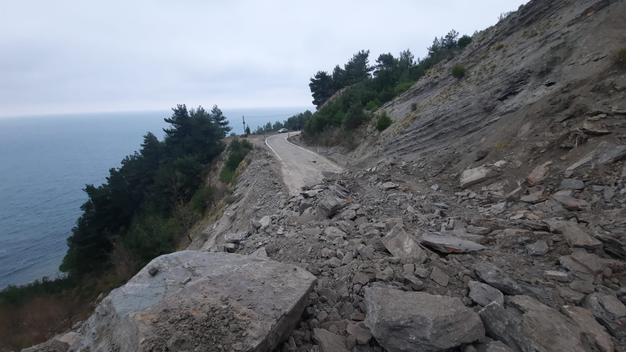 Kastamonu sahil yolunda ikinci heyelan